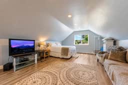 Carriage Loft — Quiet Retreat, Sheridan WY - Image 2