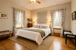 Gratitude · 1920 Victorian · Sleeps 15 · Downtown - Image 5