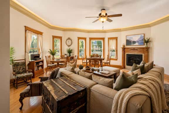 Gratitude · 1920 Victorian · Sleeps 15 · Downtown - Image 1