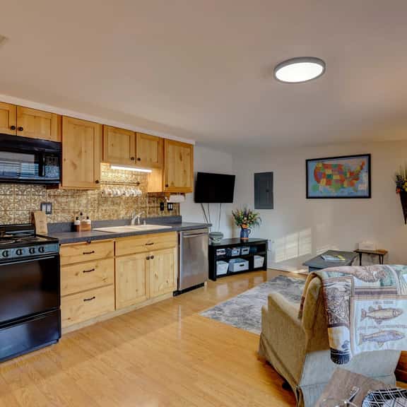 Wyoming Suite — Central 2BR, Sheridan WY - Image 1