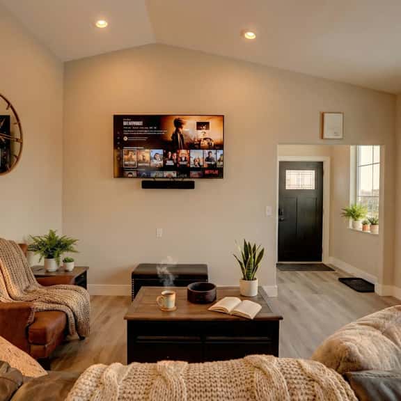 Lincoln Upstairs — Stylish 2BR Retreat, Sheridan WY - Image 1