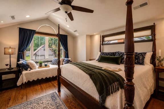 Gratitude · 1920 Victorian · Sleeps 15 · Downtown - Image 4
