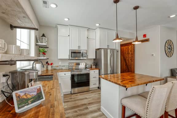 Farmhouse at Lincoln Suites — Smart Home, King Bed, Sheridan WY - Image 2