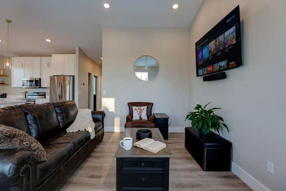 Lincoln Upstairs — Stylish 2BR Retreat, Sheridan WY - Image 3